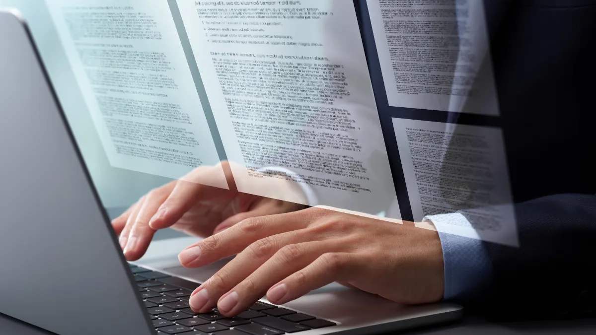 パソコンで文章を打っている様子